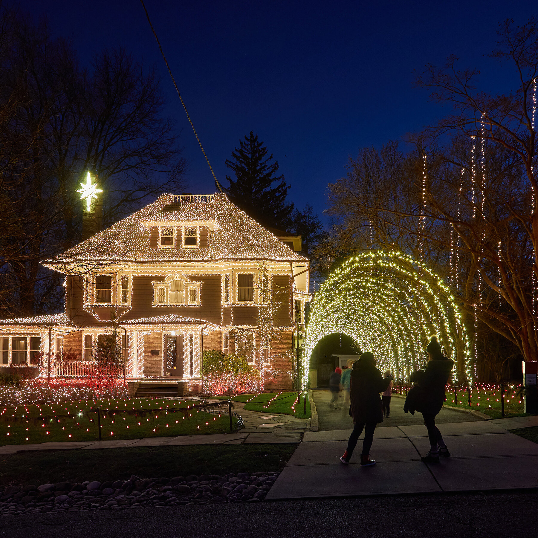 tips for hanging outdoor holiday lights the new york times in where outdoor christmas lights may be hung crossword Tips For Hanging Outdoor Holiday Lights - The New York Times in Where Outdoor Christmas Lights May Be Hung Crossword
